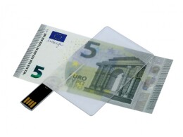 - USB 2.0- флешка на 32 Гб в виде прозрачной пластиковой карты