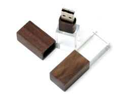 - USB 2.0- флешка на 64 Гб прямоугольной формы, под гравировку 3D логотипа