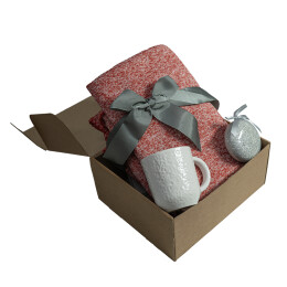 Happy gifts Подарочный набор HOLIDAY: плед, кружка, шар новогодний, коробка; красный