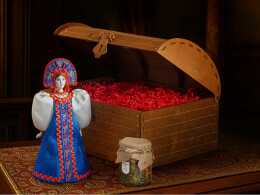 Разное Подарочный набор: кукла фарфоровая, мед, синий