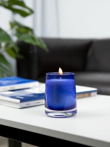 Very Marque Ароматическая свеча Fragnola, пряная древесина и кардамон, темно-синяя