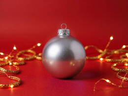 Разное Стеклянный елочный шар "Christmas bauble", серебро, металлик, с серебристым колпачком в черной коробке