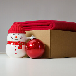 Happy gifts Набор подарочный SNOWTIME: плед, кружка-снеговик, шар елочный в подарочной коробке 