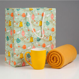 Happy gifts Набор подарочный FESTIVE: плед, кружка, пакет с новогодним принтом
