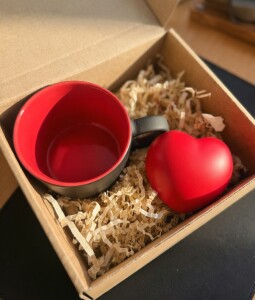 Happy gifts Набор подарочный С ЛЮБОВЬЮ!: кружка и сердце-антистресс в подарочной коробке 